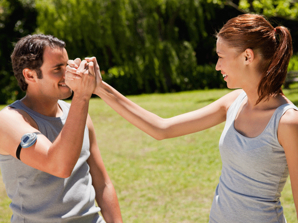 10 ejercicios divertidos para bajar de peso en pareja - 2. Adopta el podómetro