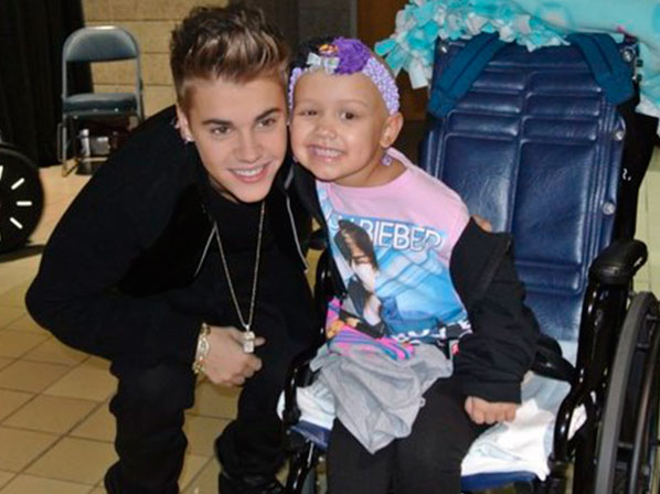 Famosos se solidarizan con enfermos de cáncer - Justin Bieber, entregado a sus fans