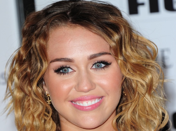 Demasiado jóvenes para cirugías estéticas  - Miley Cyrus, una inyección por aquí…