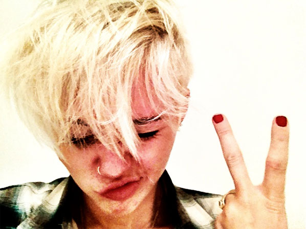 Los “piercings” los vuelven locos - Miley Cirus, de niña inocente a toda una rebelde