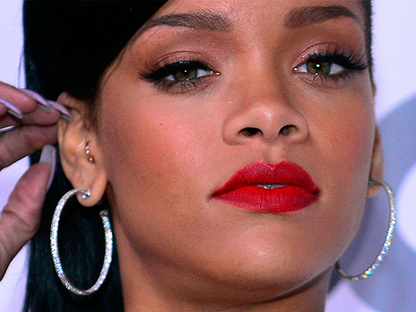 Los “piercings” los vuelven locos - Rihanna y su perforación íntima