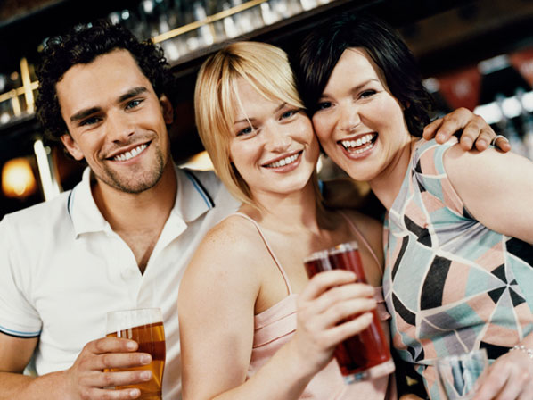 15 Mitos sobre el alcohol - Mito 7: Facilita el diálogo. 
