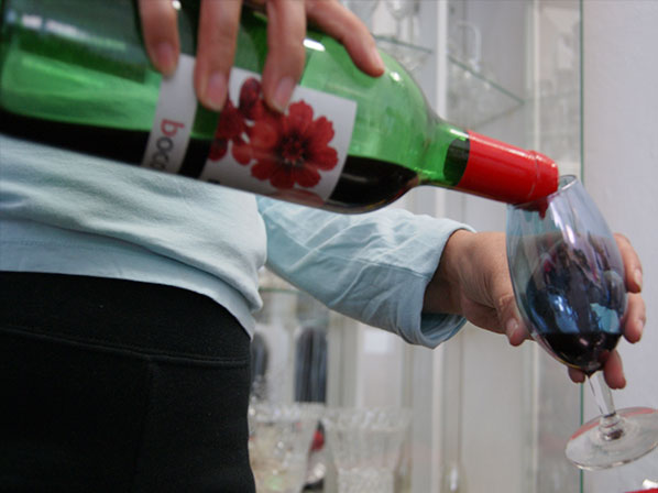 15 Mitos sobre el alcohol - Mito 1:  Mezclar diferentes tragos hace que te embriagues más rápido.