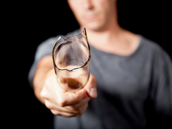 15 Mitos sobre el alcohol - La bebida lo volvió violento