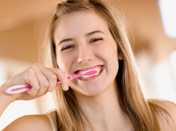 Famosos con una sonrisa de 10 - ¿Cómo cepillo mis dientes?