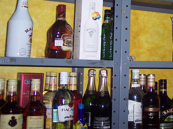 ¡Cuidado con el alcohol que compras, puede estar adulterado! - Focos rojos en México 