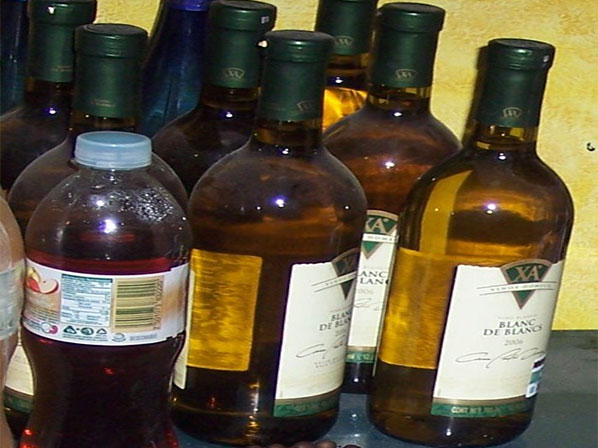 ¡Cuidado con el alcohol que compras, puede estar adulterado! - Verifica que no haya materiales extraños en la botella