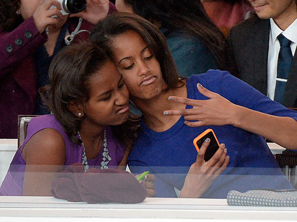 Famosos adictos al autorretrato (selfie) - Las hijas de Obama, siguiendo la moda ‘selfie’