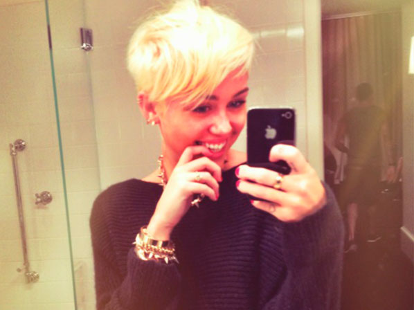 Famosos adictos al autorretrato (selfie) - Miley Cirus, usa Twitter como su diario íntimo