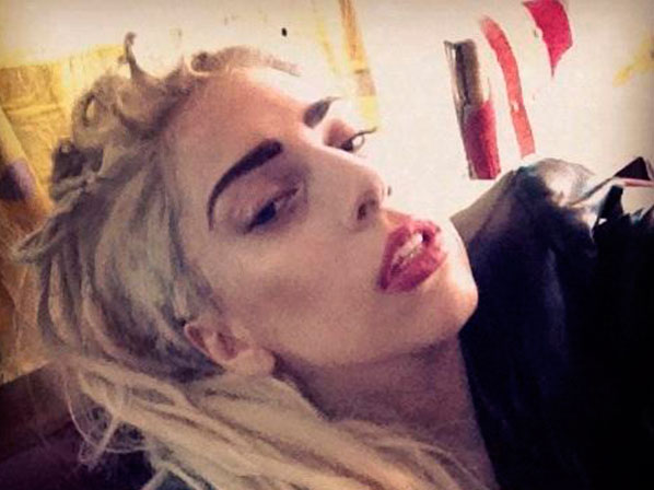 Famosos adictos al autorretrato (selfie) - Lady Gaga, sin temor al “qué dirán”