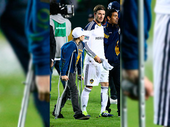 Brooklyn Beckham, heredó las muletas de su padre