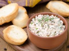 Dip de cebolla con pan pita