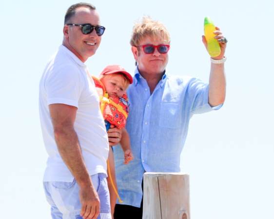 Hijos de matrimonios gays no corren riesgos  - Elton John, un padre feliz