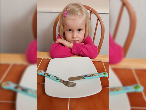 Una niña podría devorarse el mundo y seguir comiendo - Se enfurece si no come