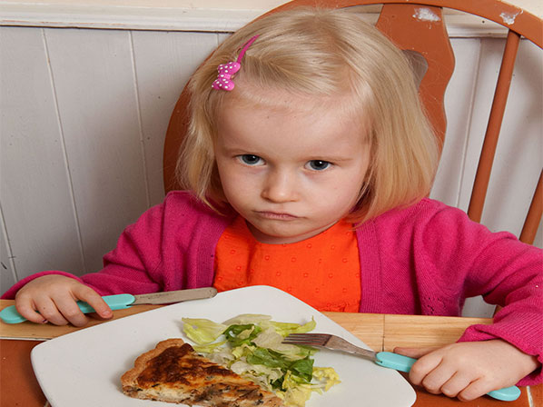 Una niña podría devorarse el mundo y seguir comiendo - Sumamente hambrienta