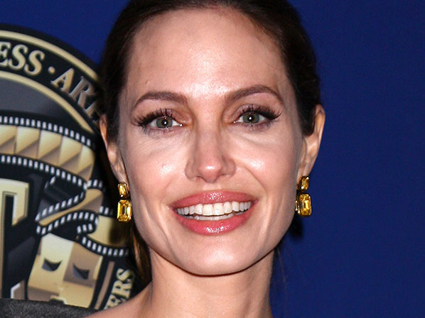 Los famosos también se ponen ojerosos - Angelina Jolie