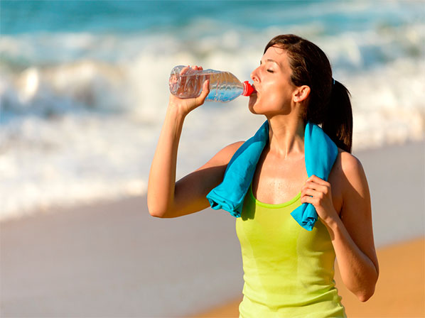 10 consejos para estar seguro en la playa - 9: Mantenerse hidratado
