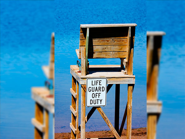 10 consejos para estar seguro en la playa - Verifica si hay salvavidas