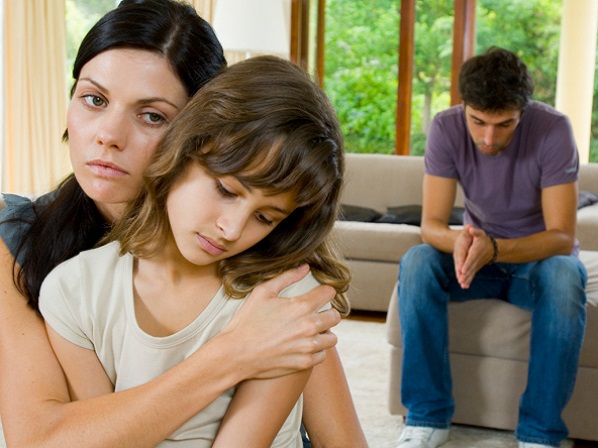 Los errores más comunes de los padres divorciados - No intentes "ganarte" a tu hijo