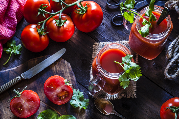 Qué alimentos ayudan a calmar la hinchazón - Tomate