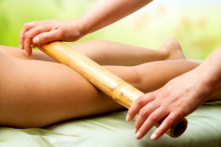 Cuáles son los tipos de masajes y sus beneficios para la salud - Masaje con cañitas de bambú