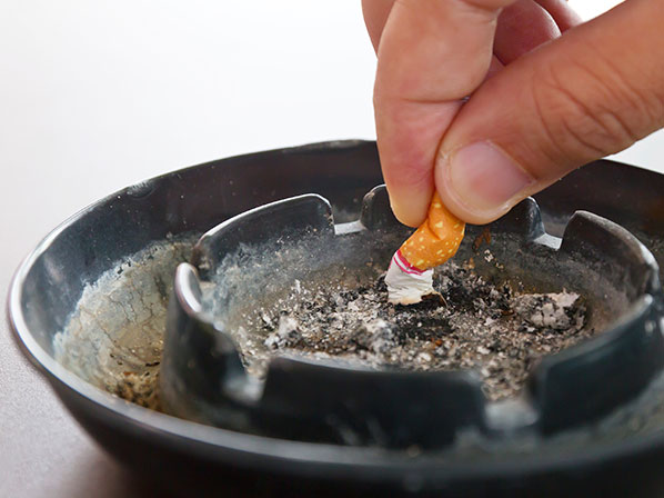 Los 10 peores hábitos para tu salud - Apaga el cigarro
