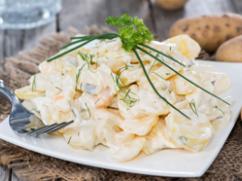 Ensalada de papas, pimientos y cebolla