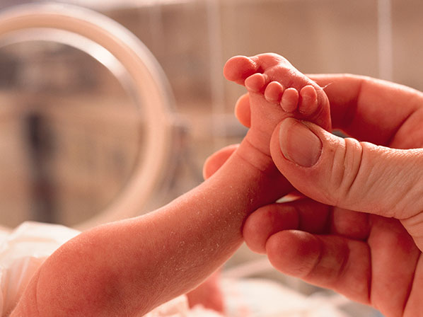 Un niño nació con 24 dedos  - Cuál es el tratamiento