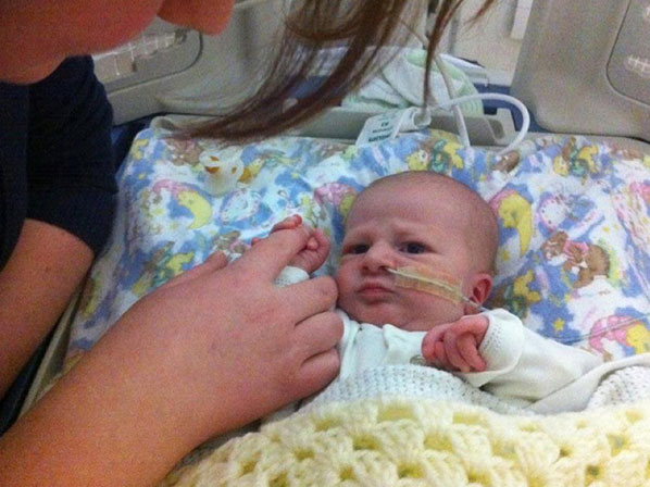 Un niño nació con 24 dedos  - Un pequeño en apuros