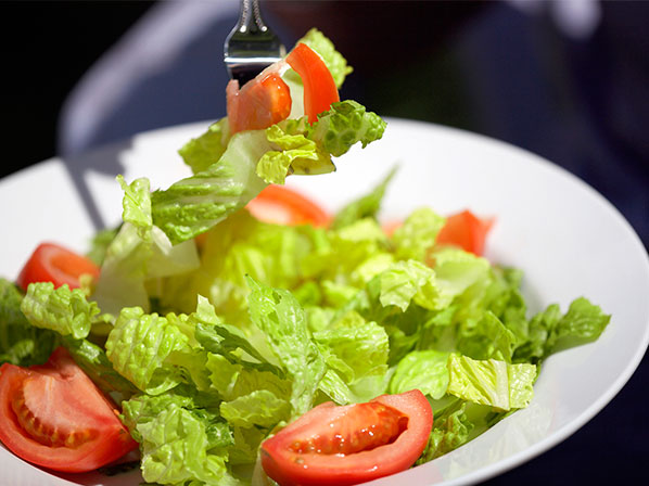 Los 10 alimentos verdes que queman grasas - Come verduras crudas