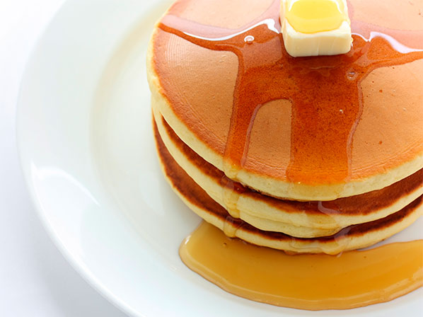 Los 8 alimentos que debes evitar en el desayuno - 4. Hot cakes con miel artificial