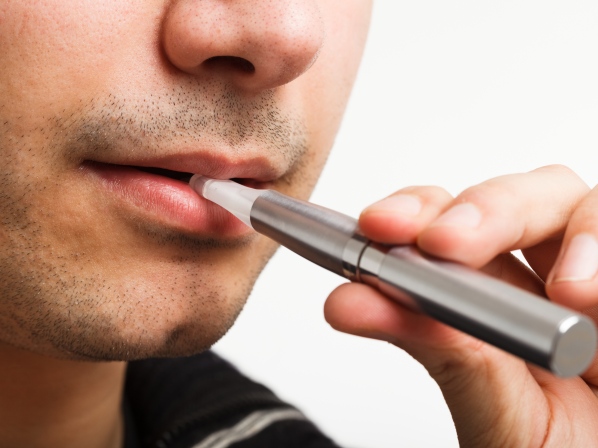 Cigarrillo electrónico: bocanadas fatales - Populares y engañosos
