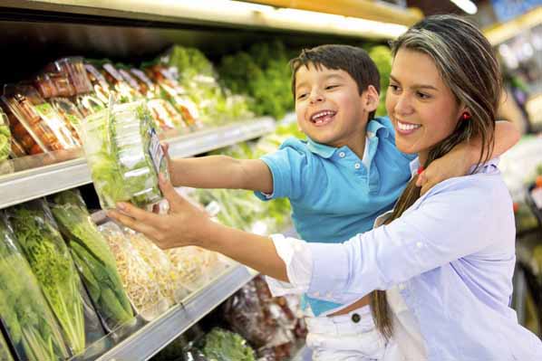 10 tips para niños caprichosos con la comida - 1. Haz que elijan la fruta y verdura