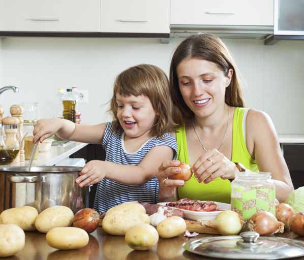 10 tips para niños caprichosos con la comida - 2. Déjalos que te ayuden