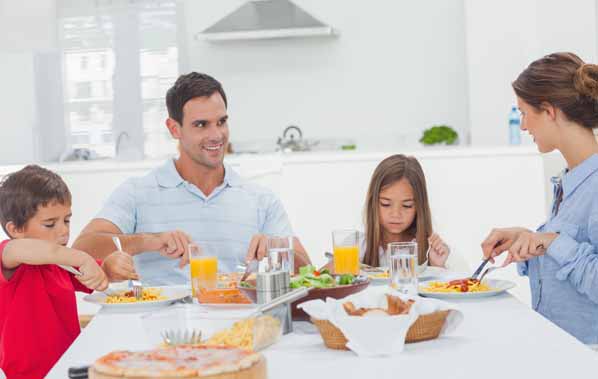 10 tips para niños caprichosos con la comida - 4. Que la cena sea un encuentro familiar