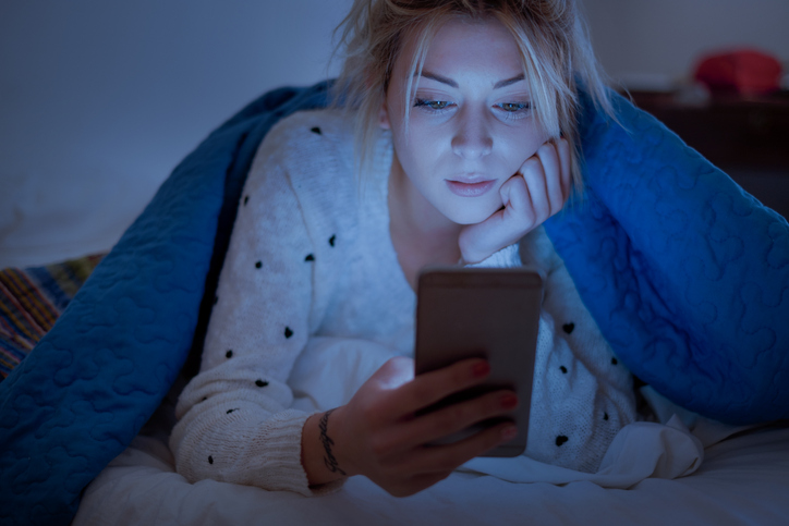 8 hábitos que te roban el sueño - 6. Dispositivos