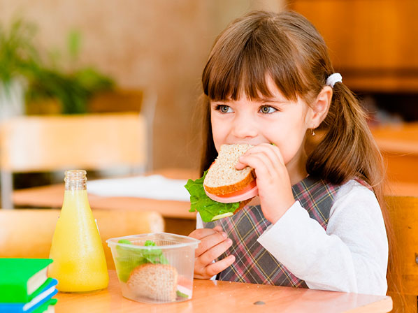7 errores de los padres sobre alimentación - 1. ¡No comas bocadillos!