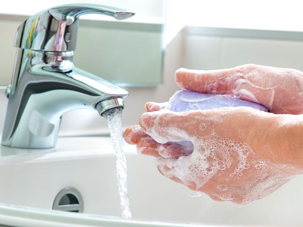 Famosos “alérgicos” a la limpieza - Lávate las manos