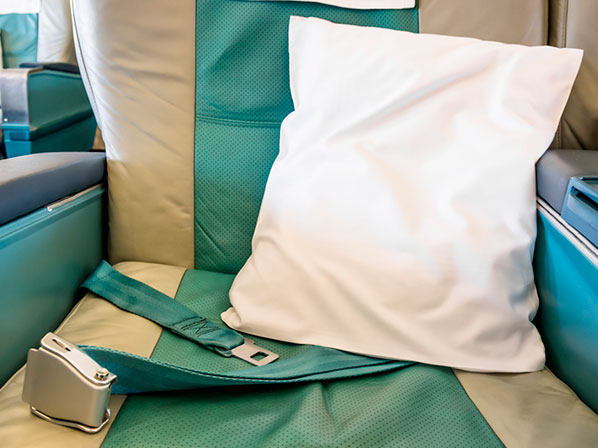 Los gérmenes que viajan contigo en el avión - Mantas y almohadas mortales