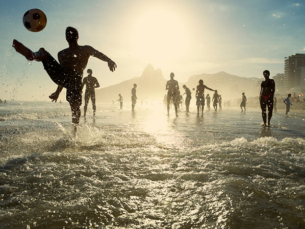 Fans en Brasil: advierten sobre riesgos de salud - Evita nadar en lagos