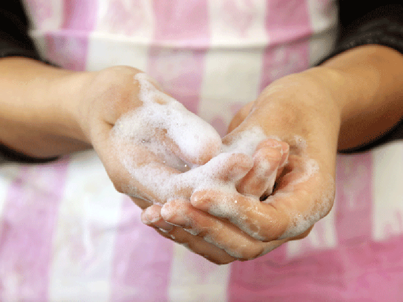 Cómo preparar pollo “libre de bacterias” - 3. Lavarse bien las manos