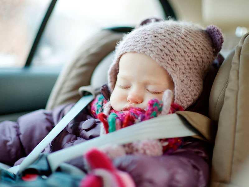 Los peligros de dejar a un niño en el auto - Viajeros silenciosos