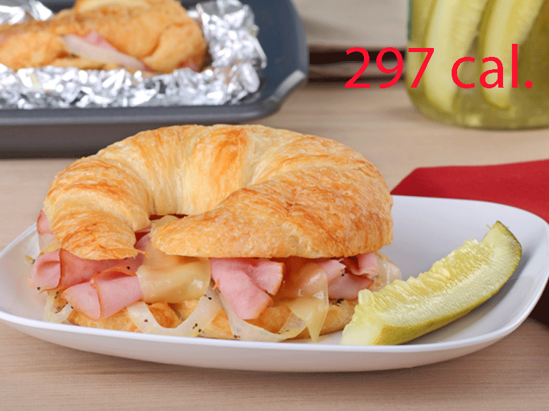 10 sándwiches deliciosos con pocas calorías - 9. Croissant con jamón de pavo ahumado -  297 calorías