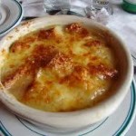 Sopa de cebolla con queso Gruyere   