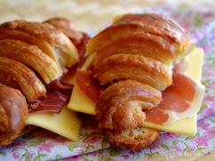 Croissants con jamón y queso 