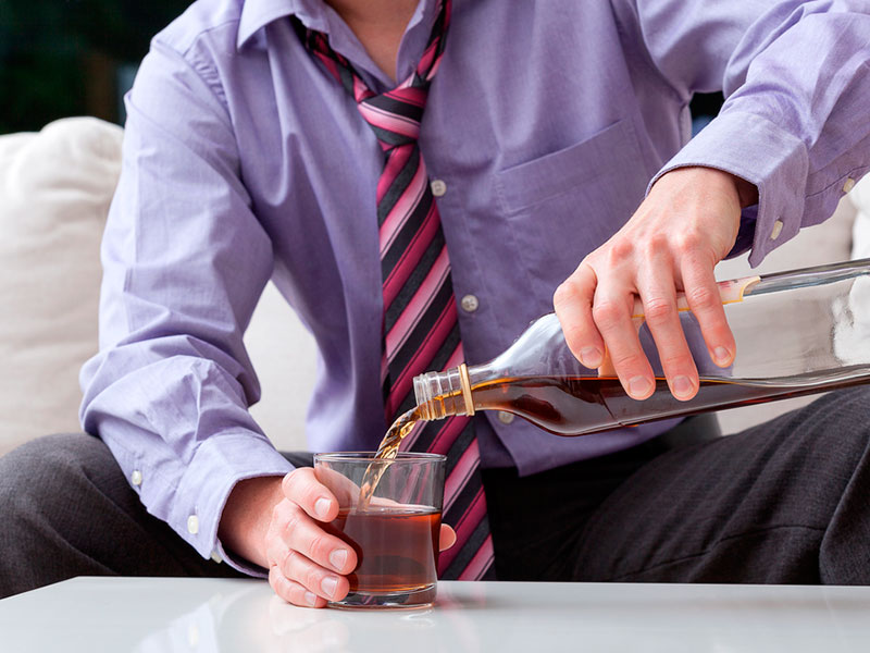 Las 10 peores amenazas para tu hígado - Bebida destructora