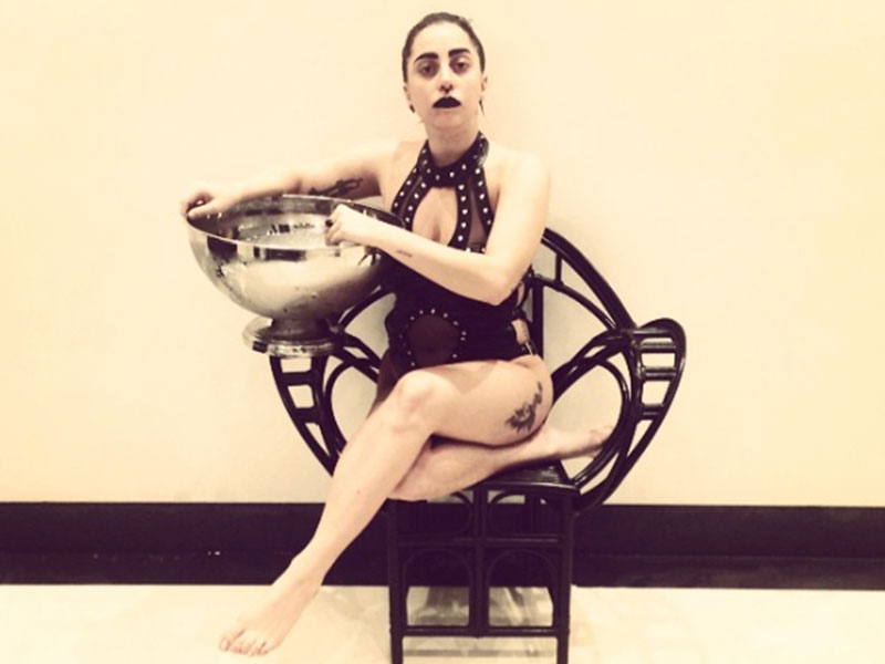 Se “bañan” con hielo por una buena causa - Lady Gaga