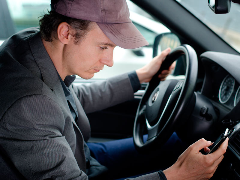 Los peligros de tener el celular al volante - Adictos al celular