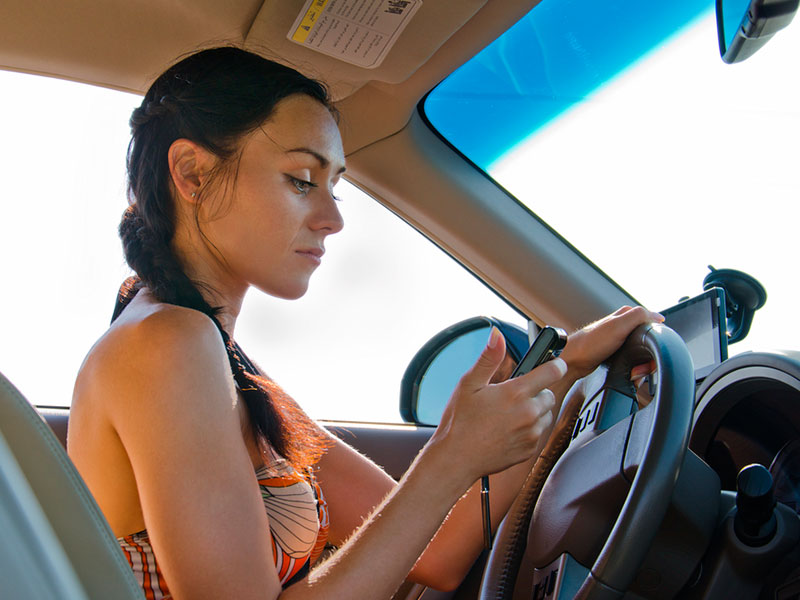 Los peligros de tener el celular al volante - Adiós moda