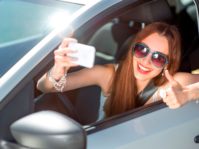 Los peligros de tener el celular al volante - Combinación fatal